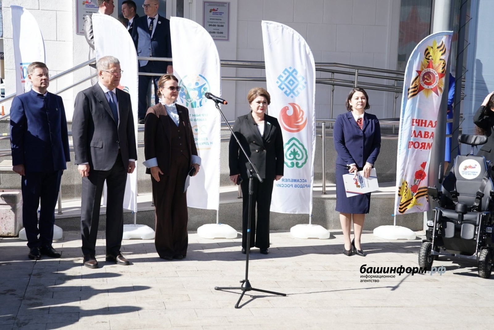 Анна Цивилева и Радий Хабиров вручили ключи от авто ветеранам СВО