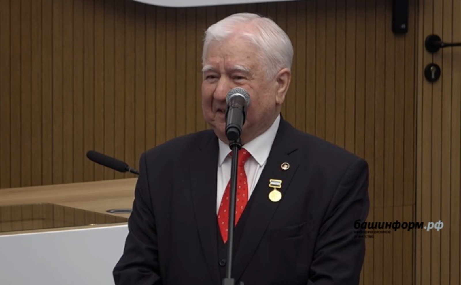 Глава Башкирии наградил почетным званием Ришата Халикова