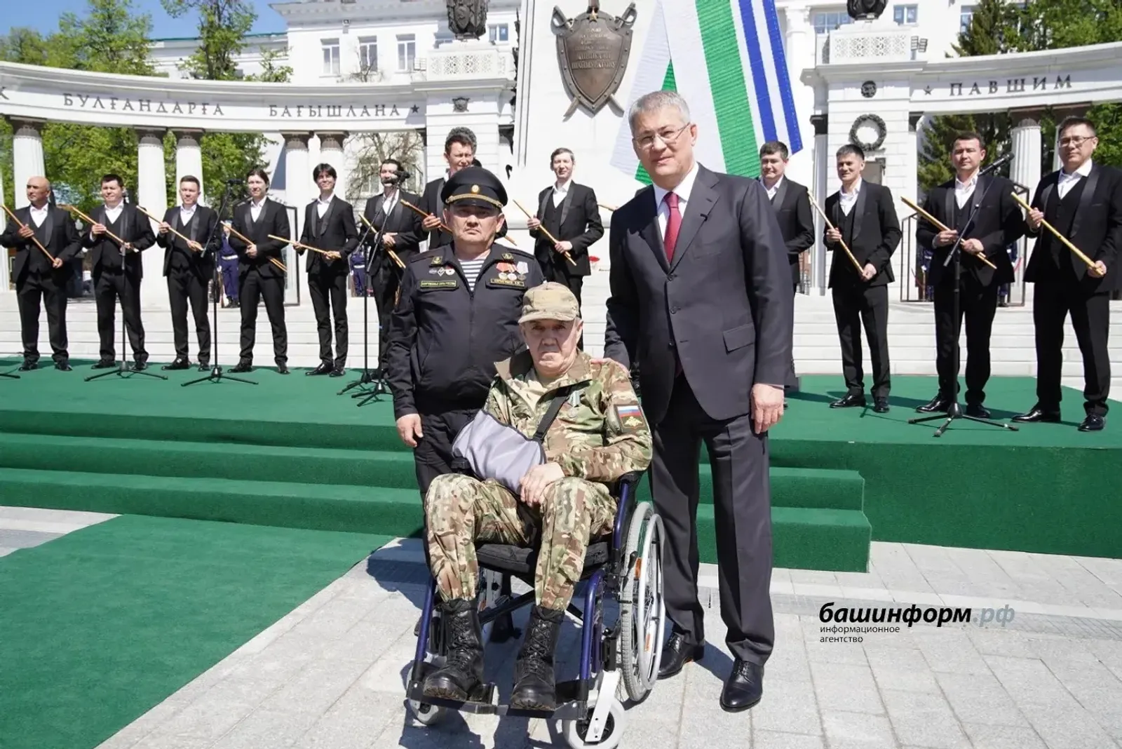 Радий Хәбиров тәүгә «Башҡортостандың рәхмәтле халҡынан» миҙалдарын тапшырҙы