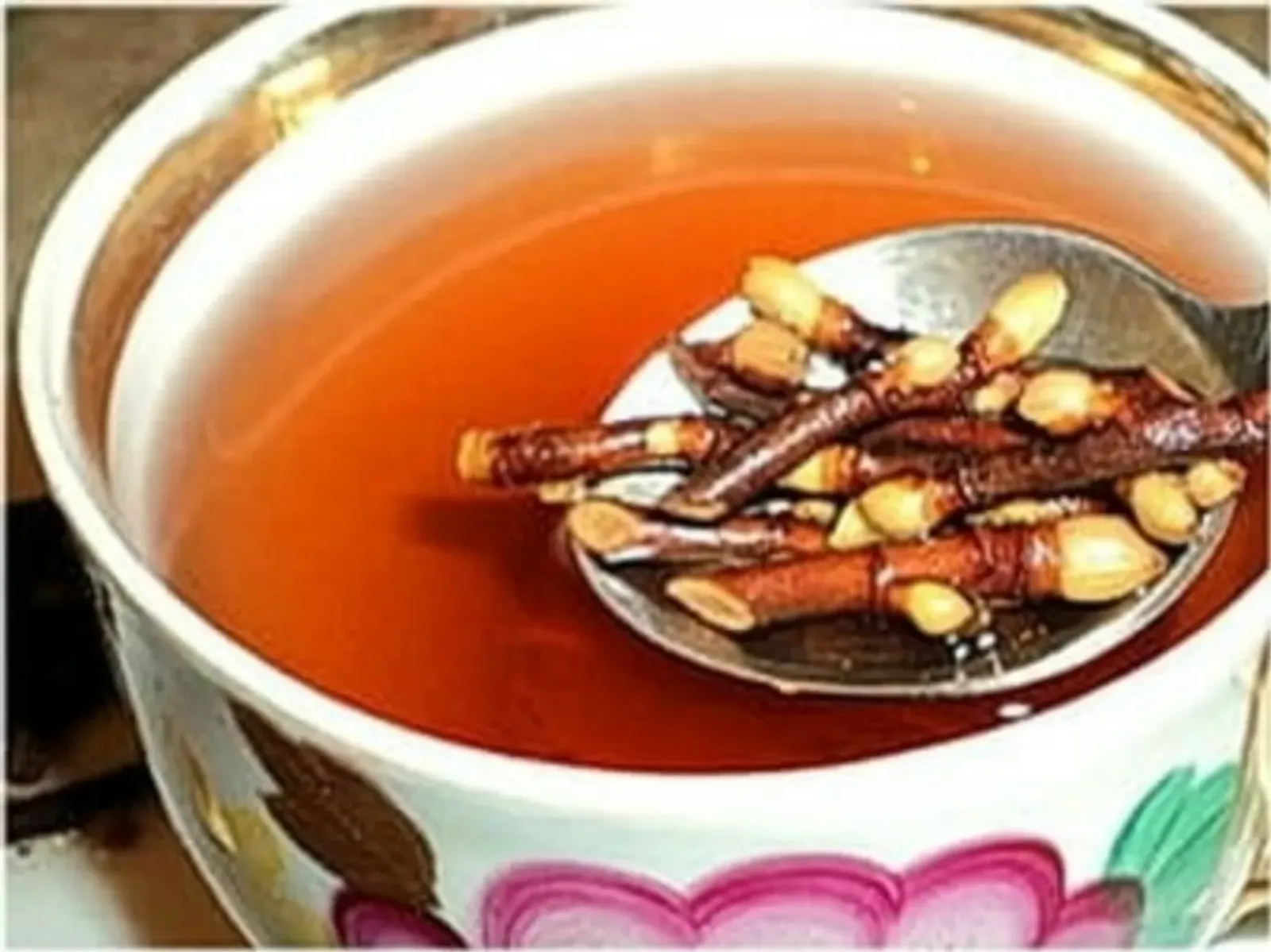 Ҡарағат, сейә ботаҡтарынан сәй эскәнегеҙ бармы?