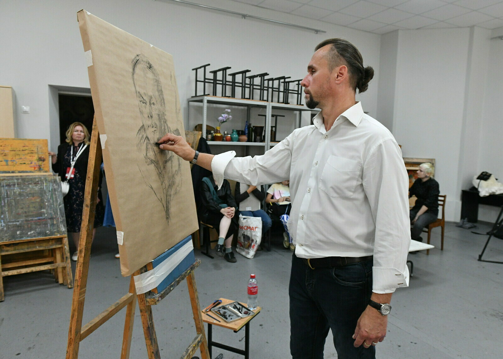 Хәрби рәссам студенттарға оҫталыҡ дәресе үткәрҙе